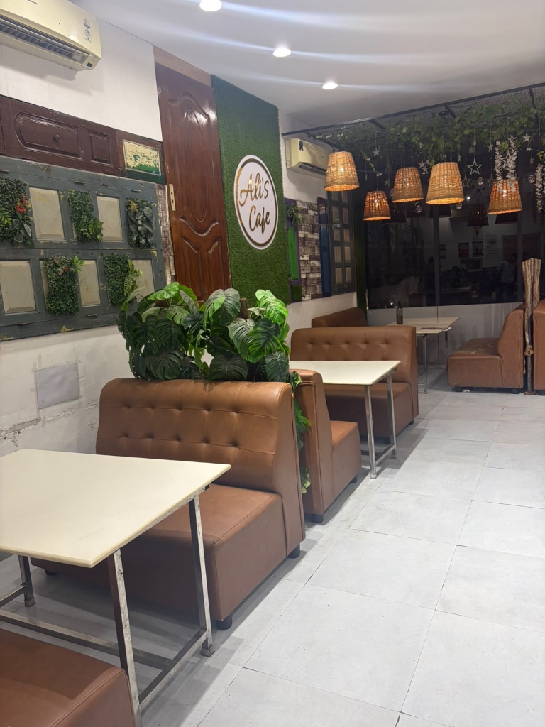 Cozy Booth Dining Hall & Green Wall Logo